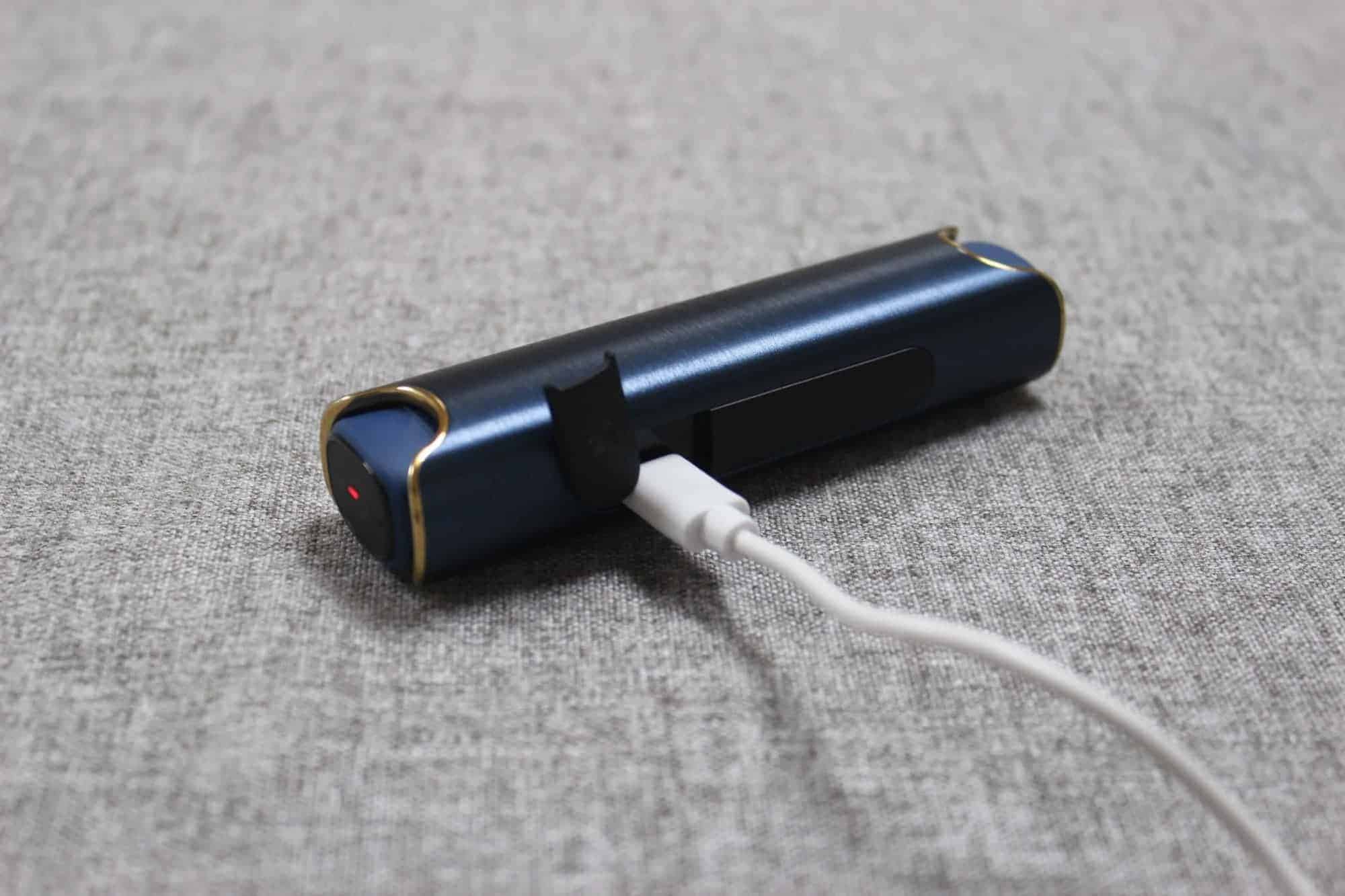 S2藍芽耳機充電中