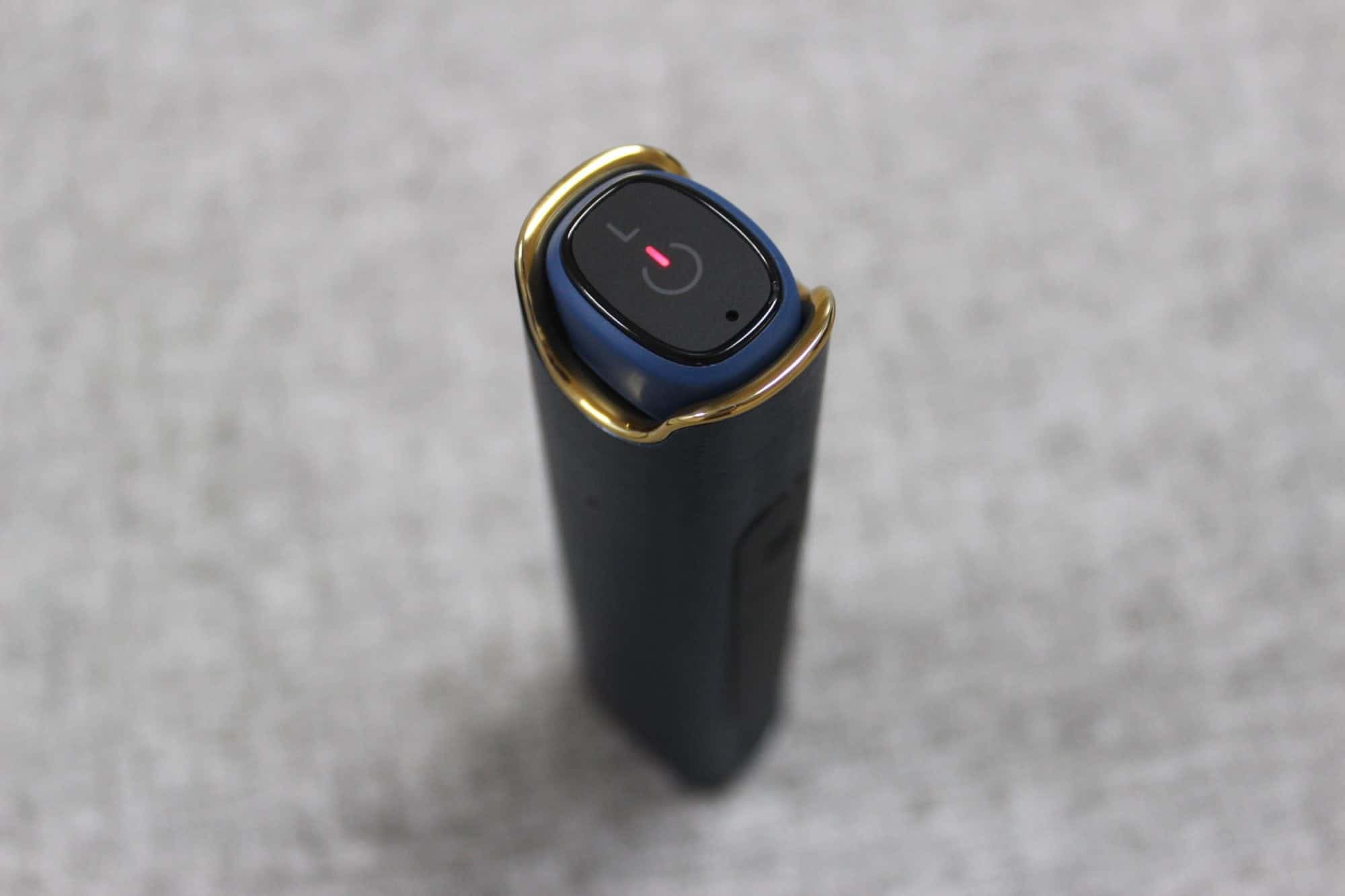S2藍芽耳機充電中