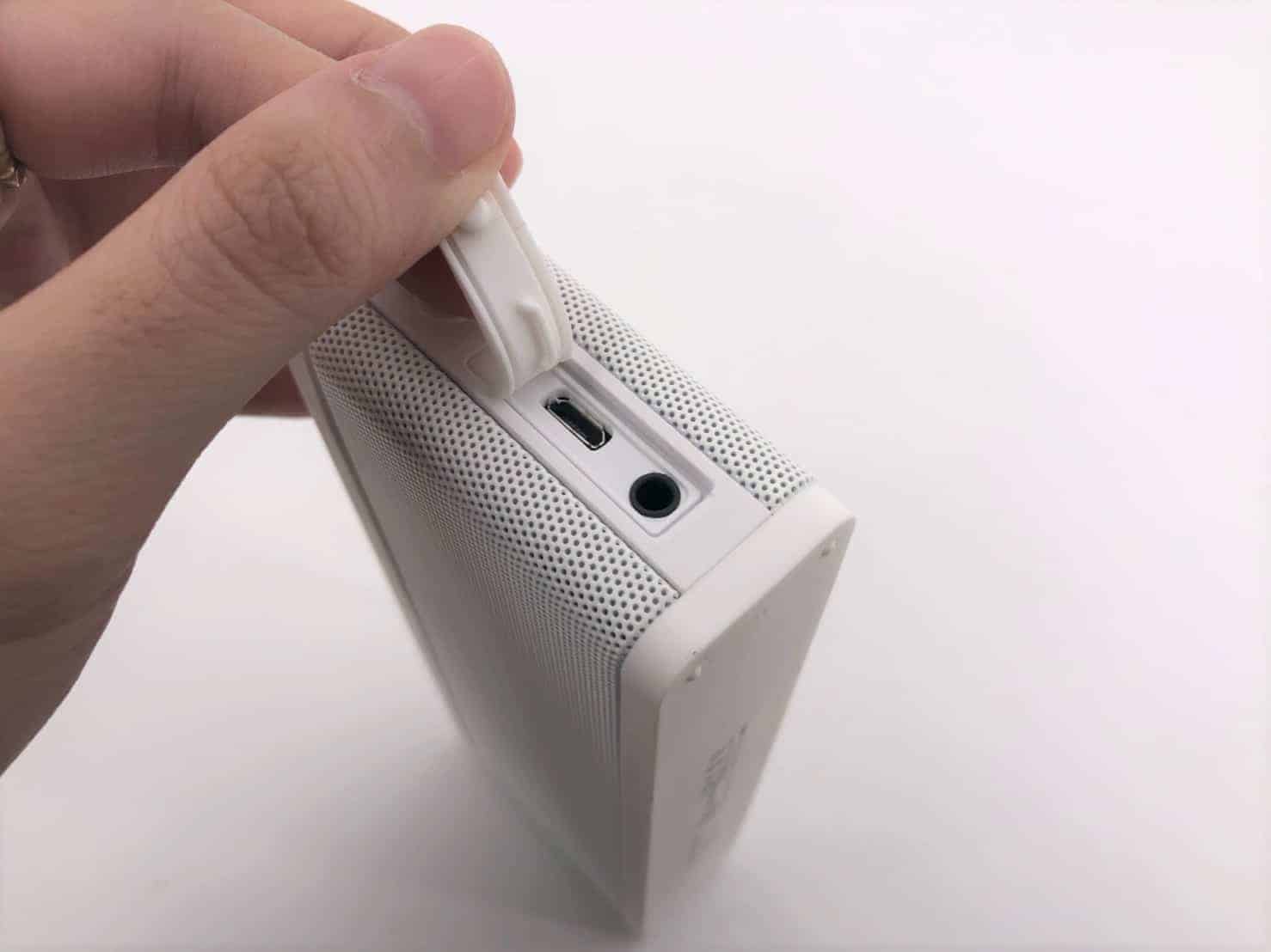 TaoTronics TT-SK09 防水藍芽喇叭 充電口及Aux in