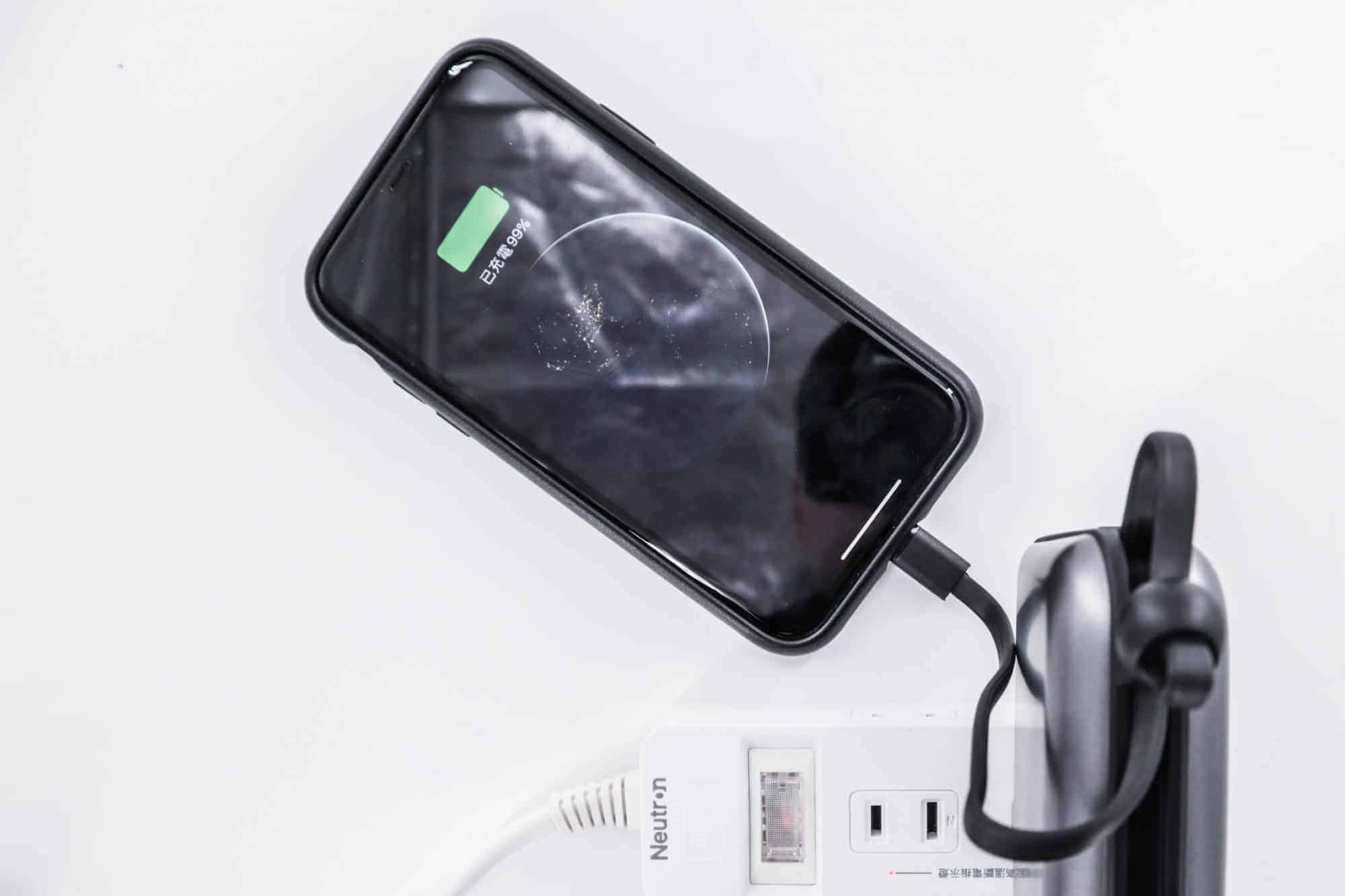 熱門iPhone行動電源推薦!IDMIX MR CHARGER 10000(CH05) Type-C及Lightning充電線雙版本